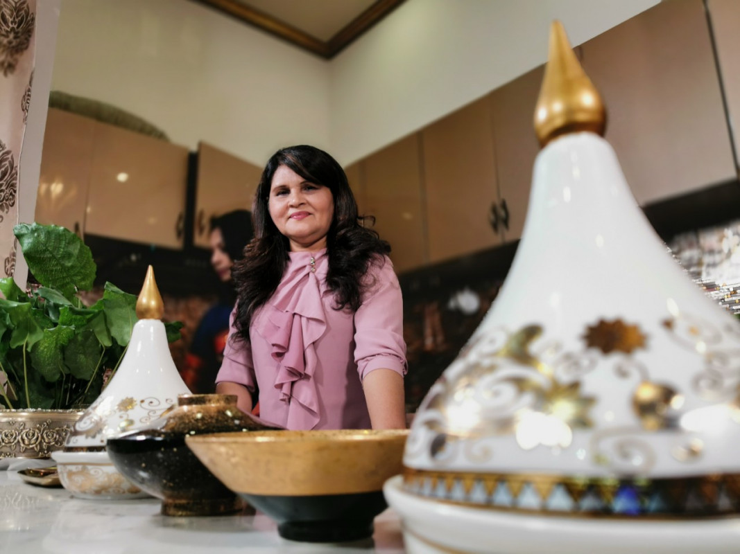 ނަޝީގެ އެޕާޓްމެންޓްގައި ރާއްޖެ ޓީވީގެ ބަދިގެ ޕްރޮގްރާމަށް ތައްޔާރުކޮށްފައިވާއިރު، ފޮޓޯއަކަށް ހުއްޓިލައިގެން