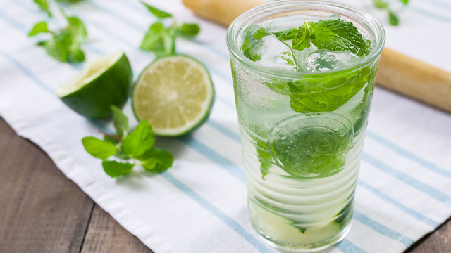 ކިއުކަމްބަރ އަދި މިންޓް އަޅާފައި ހުރި ލެމަނޭޑް