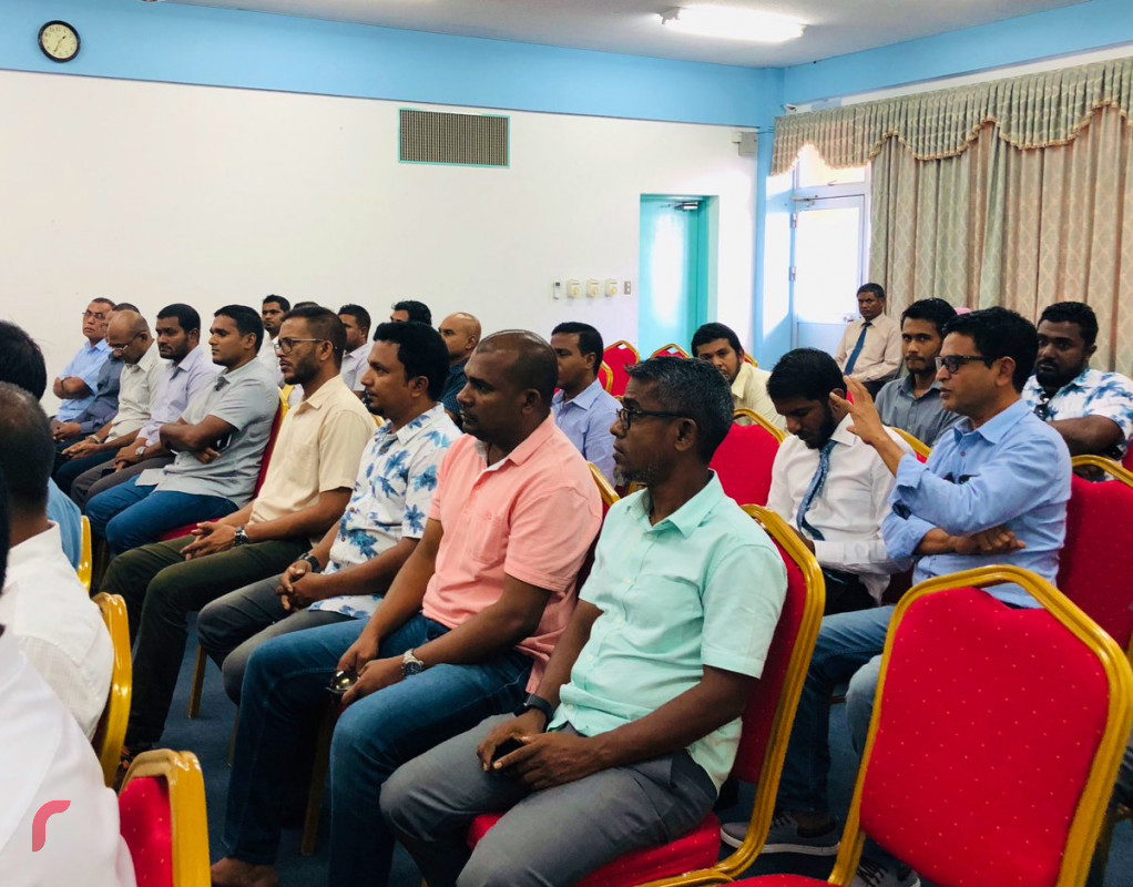 19 ވަނަ މަޖިލީހަށް އިންތިޙާބުވެފައިވާ އެމްޑީޕީ މެމްބަރުންނާ އެކު މިނިސްޓަރ ބޭއްވި ބައްދަލުކުރެއްވުމުގެ ތެރެއިން