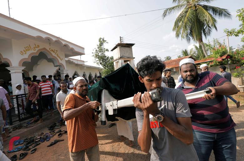 14 މެއި 2019: ހަމަލާ ދިނީ މުސްލިމުން ދިރިއުޅޭ ހިސާބެއްގައި ހުންނަ މިސްކިތްތަކާއި ފިހާރަތަކަށް -- ފޮޓޯ: ރޮއިޓާސް