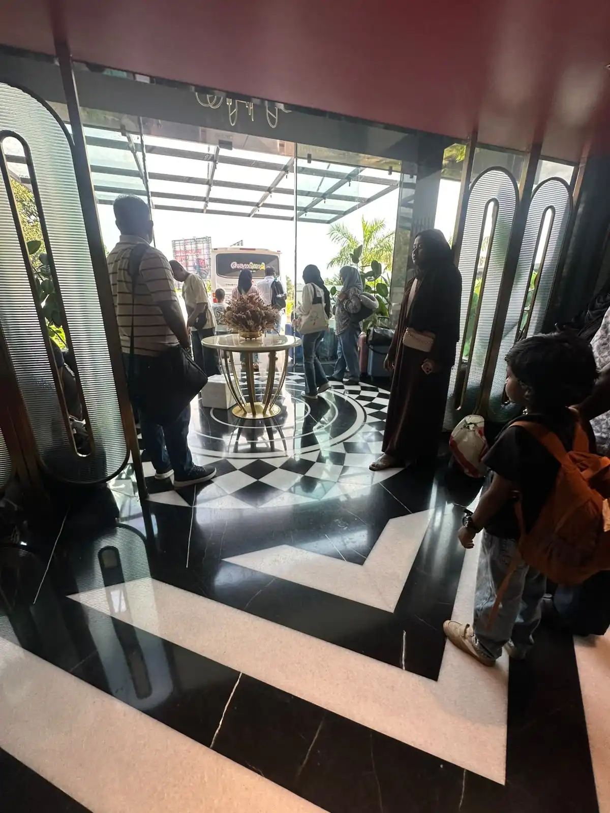 ކޮޗިންއިން ރާއްޖެއަށް އަންނަން އޮތް މޯލްޑިވިއަންގެ ފްލައިޓެއް ކެންސަލްވެ، ގިނަ އަދަދެއްގެ ދިވެހިން ހާލުގައިޖެހިފައި. ހޮޓެލް ހަމަޖައްސާދިން ނަމަވެސް ފުރޭނެ ގަޑިއެއް ނޭނގި ގިނަ ފަސިންޖަރުން ދަނީ ކަންބޮޑުވުންފާޅު ކުރަމުން.