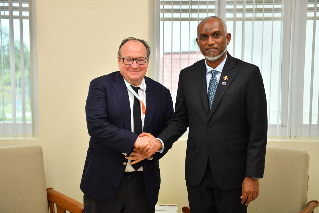 ރައީސުލްޖުމްހޫރިއްޔާ ޔޫރަޕިއަން އިންވެސްޓްމަންޓް ބޭންކުގެ ނައިބު ރައީސް އެމްބަރައޮސް ފަޔޮލްއާއި ބައްދަލުކުރެއްވި - ފޮޓޯ: ރައީސް އޮފީސް