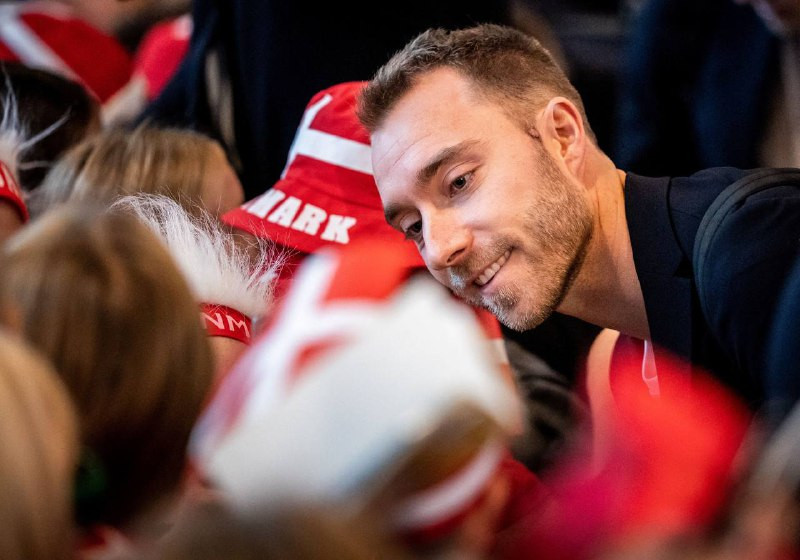 ޑެންމާކުން ގަތަރަށް ދަތުރު ފެށުން - ކުޅުންތެރިން ސްކޫލް ކުދިންނާއެކު ވަގުތުކޮޅެއް ހޭދަކުރަނީ: ފޮޓޯ - ރޮއިޓާސް