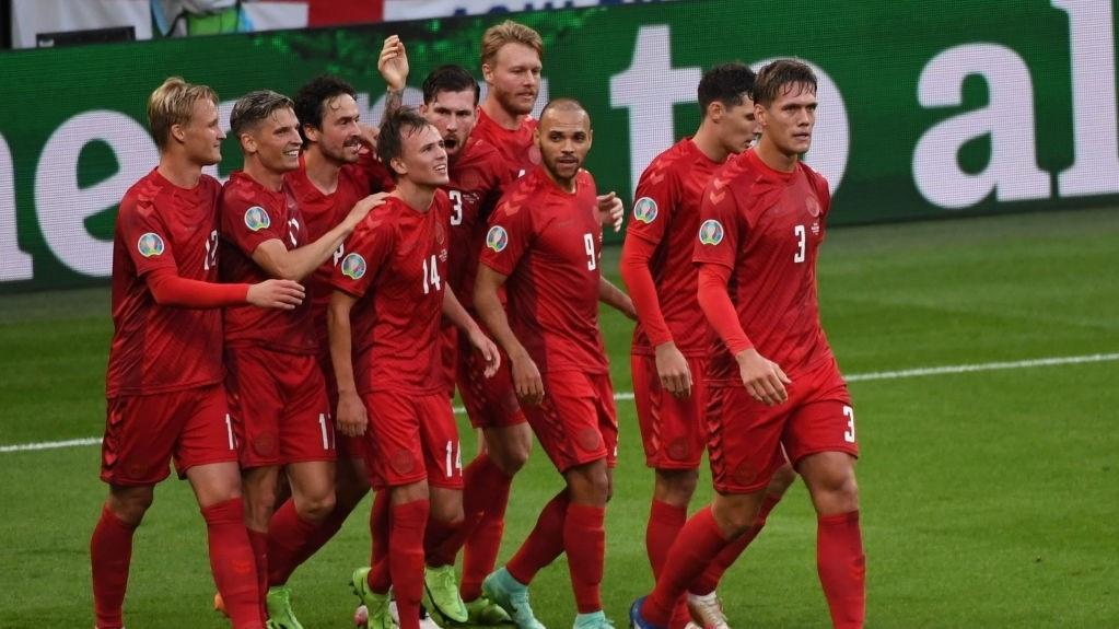 އިންގްލެންޑާއި ޑެންމާކް ބައްދަލުކުރި މެޗުގެ ތެރެއިން، ޑެންމާކު ކުޅުންތެރިން ލަނޑު ޖެހުމަށްފަހު އުފާފާޅުކުރަނީ - ފޮޓޯ: ގެޓީ އިމޭޖަސް