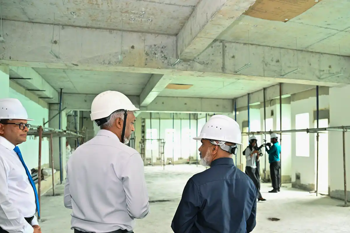 އަލްމަދަރުސަތުލް ޢަރަބިއްޔަތުލް އިސްލާމިއްޔާގެ އައު އިމާރާތުގެ ޢަމަލީ މަސައްކަތްތައް ރައީސް މުއިއްޒު ބައްލަވާލައްވަން ކުރެއްވި ޒިޔާރަތުގެ ތެރެއިން