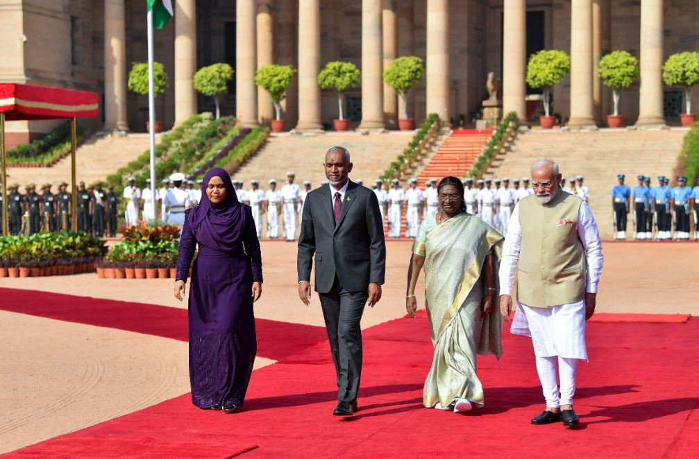 President Muizzu and FL Sajidha receiving a ceremonial welcome in India