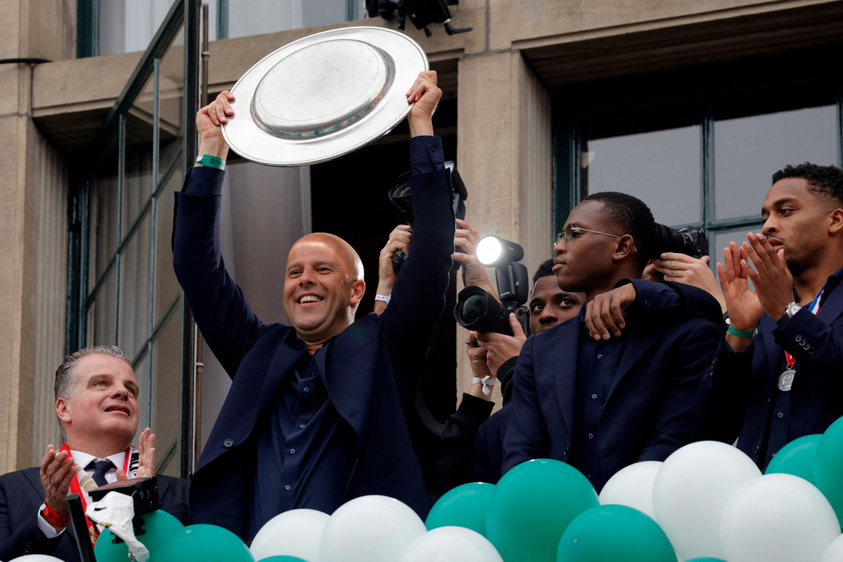 ފެއިނޫޑްގެ ކޯޗް، އާން ޝްލޮޓް