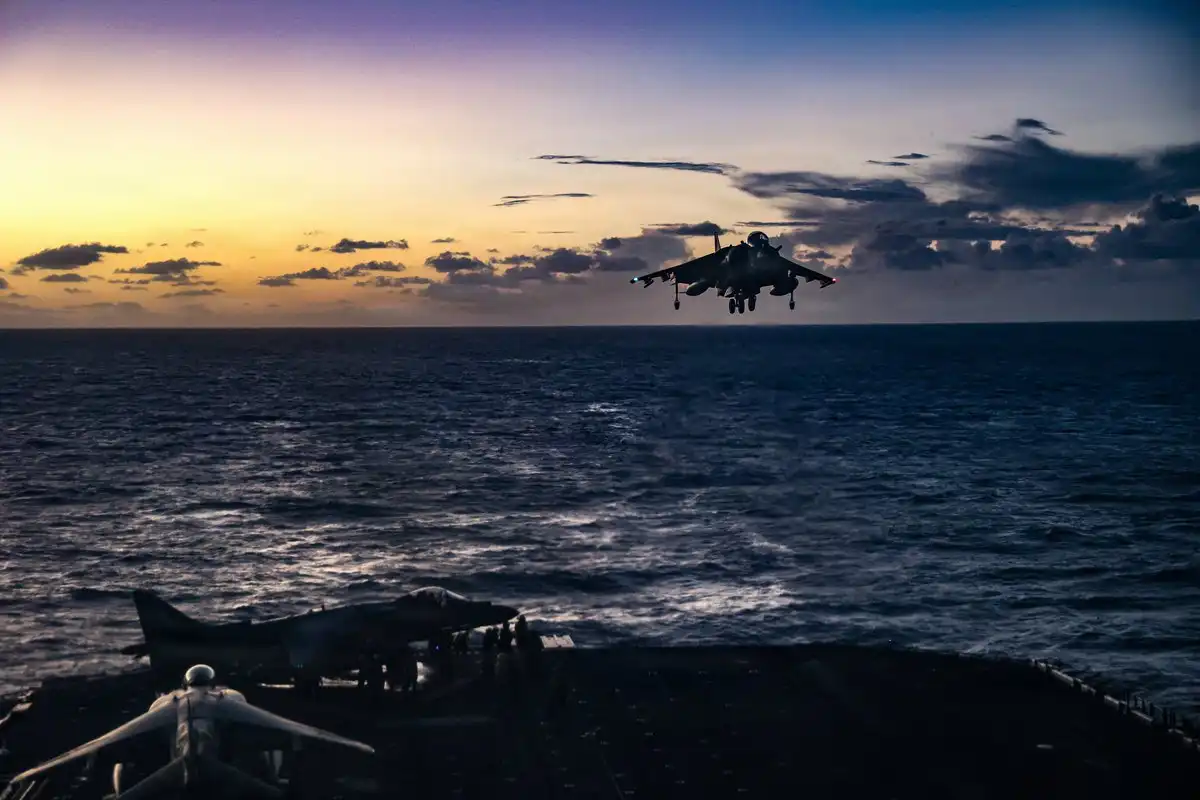 ކެރިބިއަން ކަނޑުގައި އޮތް އެމެރިކާގެ މަނަވަރަކަށް އަސްކަރީ މަތިންދާ ބޯޓެއް ޖައްސަނީ