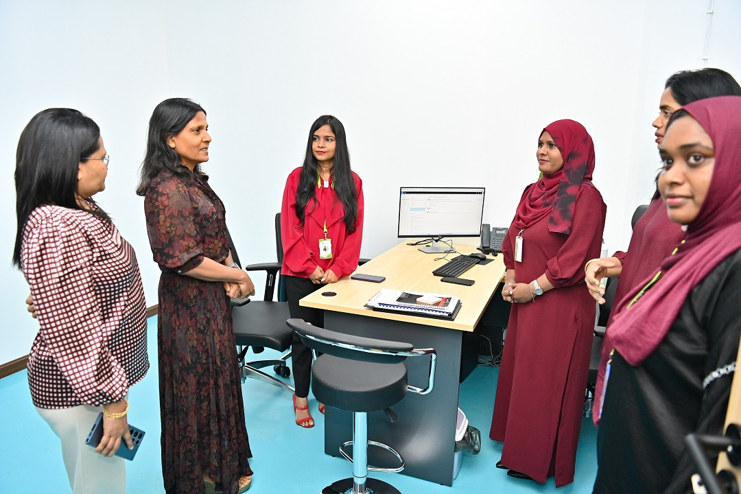 މިސެންޓަރު ހުޅުވިފައި ހުންނާނީ، ހުކުރު ދުވަހާއި ރަސްމީ ބަންދު ދުވަސްތައް ފިޔަވައި ކޮންމެ ދުވަހަކު ހެނދުނު 8:00ން ރޭގަނޑު 10:00ށް - ފޮޓޯ: ރައީސް އޮފީސް