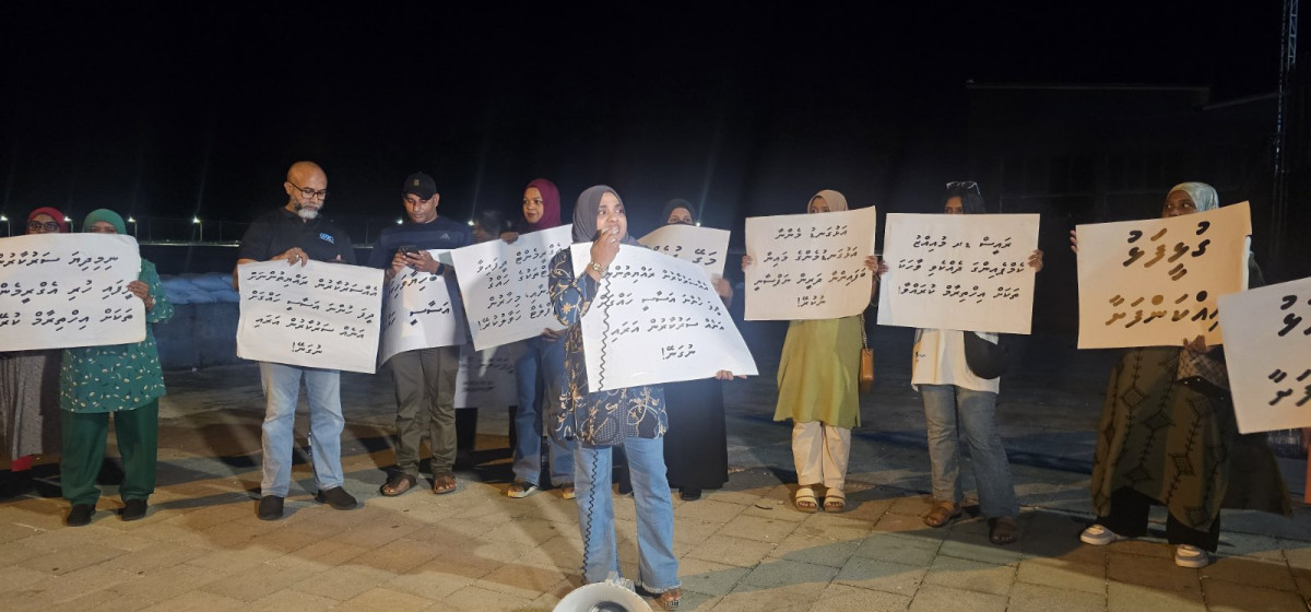 ނިމިދިޔަ ސަރުކާރުން ދިން ފްލެޓާއި ގޯތި ނުދީ މި ސަރުކާރުން ލަސްކުރާތީ އާއްމުން ކުރަމުންދާ މުޒާހަރާ