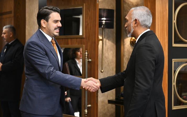 ރައީސުލްޖުމްހޫރިއްޔާ ޑޮކްޓަރ މުޙައްމަދު މުޢިއްޒު އާއި ޓަރކްސް އެބްރޯޑް އެންޑް ރިލޭޓެޑް ކޮމިއުނިޓީސްގެ ރައީސް، ޢަބްދުالله އެރެންގެ ބައްދަލުކުރެއްވުން