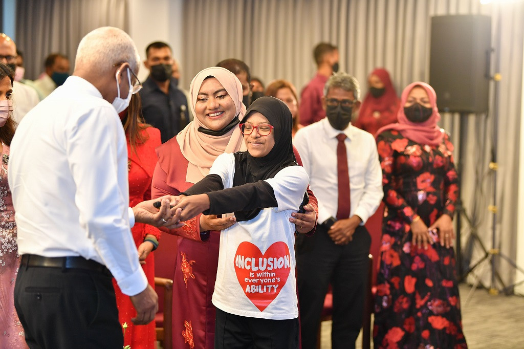 ރިވެލި އެވޯޑް 2021 - މި ރަސްމިއްޔާތުގައި ވާހަކަފުޅު ދައްކަވަމުން ރައީސް ސާލިޙު ވިދާޅުވީ، ނުކުޅެދުންތެރިކަން ހުންނަ ފަރާތްތަކުގެ ޙާލަތު ރަނގަޅު ކުރުމަށް އެންމެ މުހިންމު ކަމަކީ، އެންމެންގެ އަޅާލުމާއި ލޯތްބާއި އޯގާތެރިކަން، މިހާރަށް ވުރެ ފުރިހަމައަށް އެފަރާތްތަކަށް ދިނުންކަމަށް - ފޮޓޯ: ރައީސް އޮފީސް