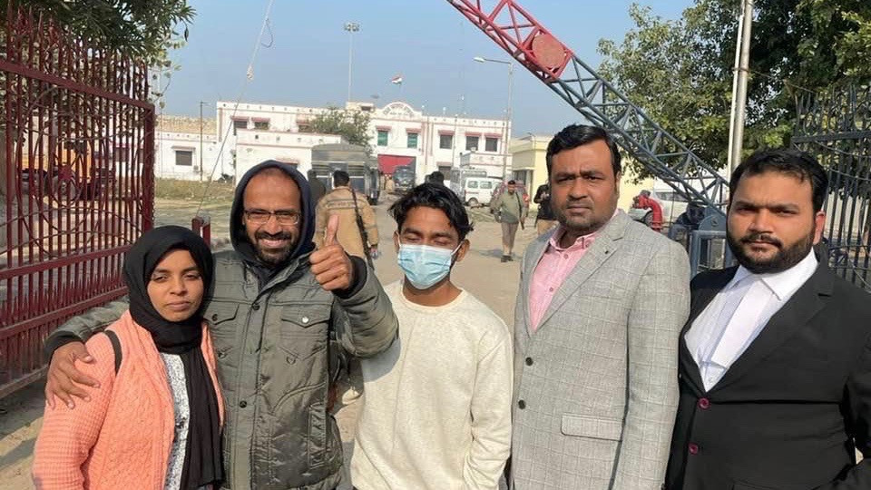 ސިއްދީގީ (ވ2) އޭނާގެ އާއިލާއާއި ވަކީލާއެކު