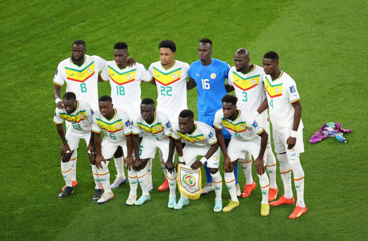 ނެދަލޭންޑްސް އަދި ސެނެގާލް ބައްދަލު ކުރި މެޗުގެ ތެރެއިން، ސެނެގާލް ޓީމު ފޮޓޯ އަކަށް ހުއްޓިގެން: ފޮޓޯ - ރޮއިޓާސް     