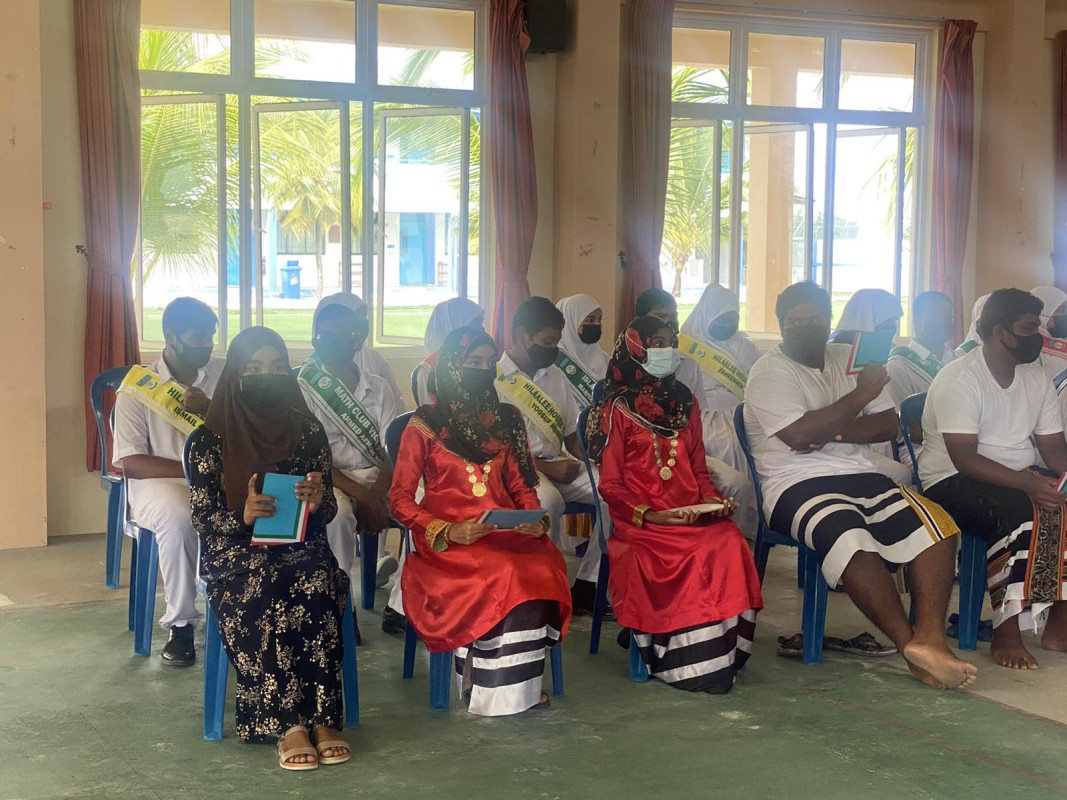 ހިންނަވަރު ސުކޫލް އަށް ރައީސް ވަޑައިގަތުން - ރައީސަށް މަރުހަބާ ދެންނެވުމުގެ ގޮތުން ސްކޫލު ދަރިވަރުން ވަނީ ބަންޖެއް ކިޔާފައި - ފޮޓޯ: ސިމާހާ ނަސީމް