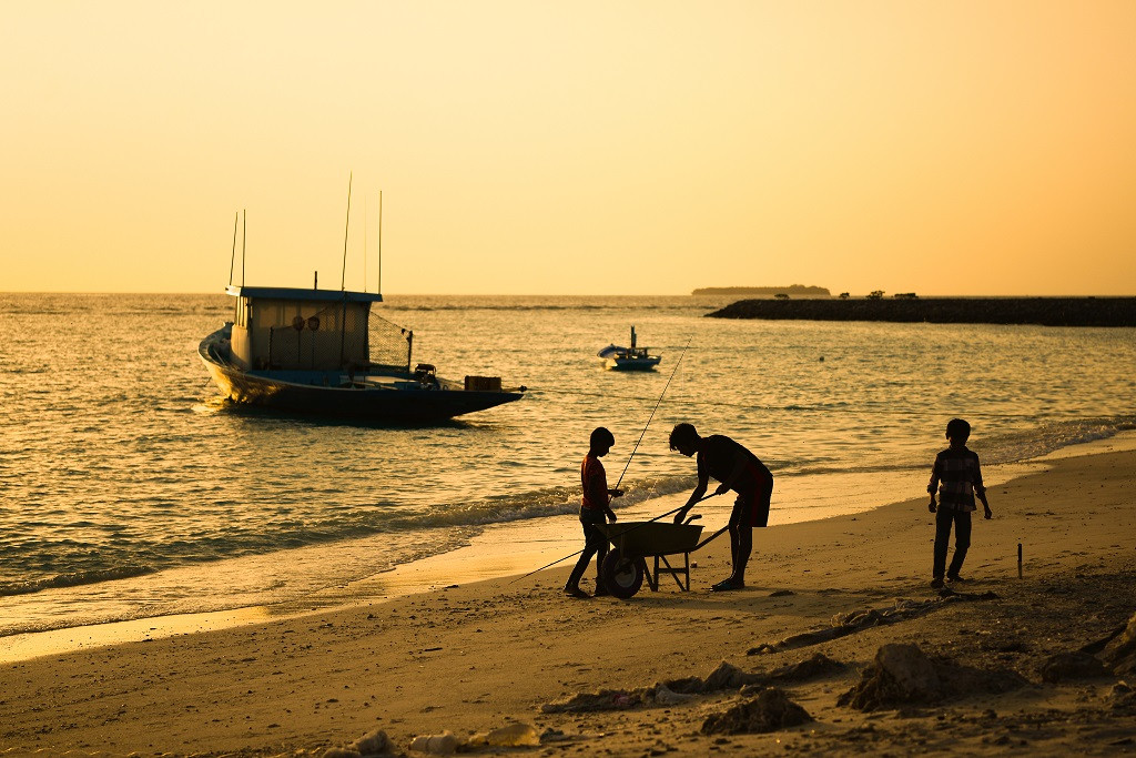 ށ. ފުނަދޫ - އަތިރިމަތީގައި ބަޔަކު މަޑުކޮށްލައިގެން - ފޮޓޯ: މުހައްމަދު އަފްރާހް