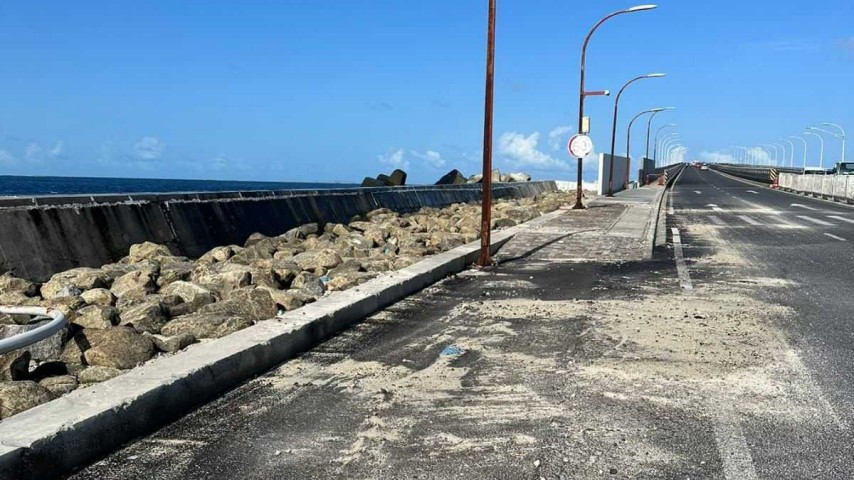 Sand and stones have been washing up on the Sinamalé Bridge due to swell surges