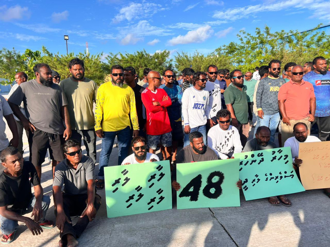 އައްޑޫ މަސްވެރިންގެ މުޒާހަރާގައި ތިބި މަސްވެރިން - ފޮޓޯ: ކެޔޮޅަގެ ދިޔެ / ޓްވިޓަރ