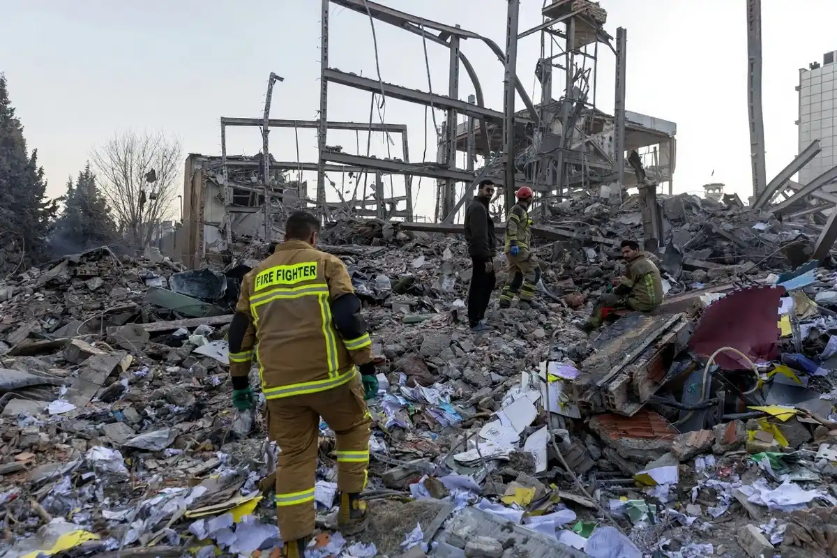 އެމެރިާކާ އާއި އިޒްރޭލް އިން، އީރާންގެ ވެރި ރަށް ތެހެރާން އަށް ދިން ހަމަލާ ތަކުގައި ގެއްލުންވެފައިވާ އިމާރާތެއްގައި ފަޔާ ފައިޓަރުން މަސައްކަތް ކުރަނީ.