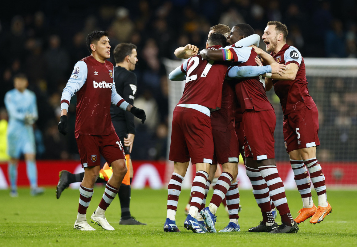 މެޗަށްފަހު ވެސްޓް ހޭމް ކުޅުންތެރިން އުފާ ފާޅުކުރަނީ