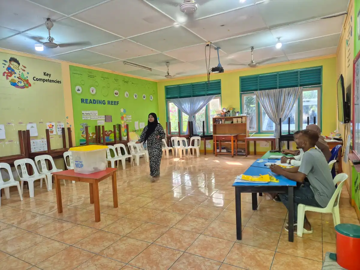 ރ.އަލިފުށީގައި ލޯކަލް ކައުންސިލް އަދި ޑަބްލިއުޑީސީގެ އެމްޑީޕީގެ ޕްރައިމަރީގެ ވޯޓުލުން ފެށިގެން ކުރިއަށް ދަނީ