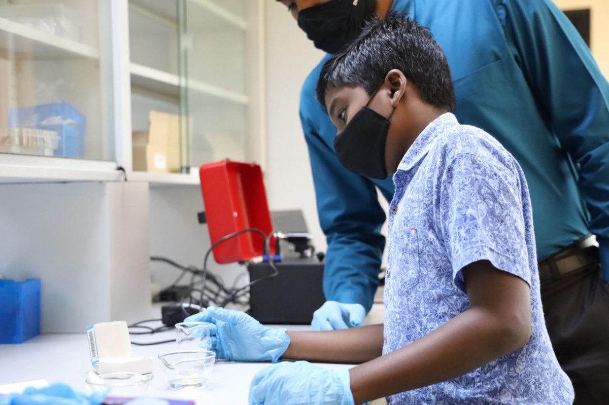 ފުލުހުންގެ ލެބްގައި ރަޔާން މަސައްކަތް ކުރަނީ،