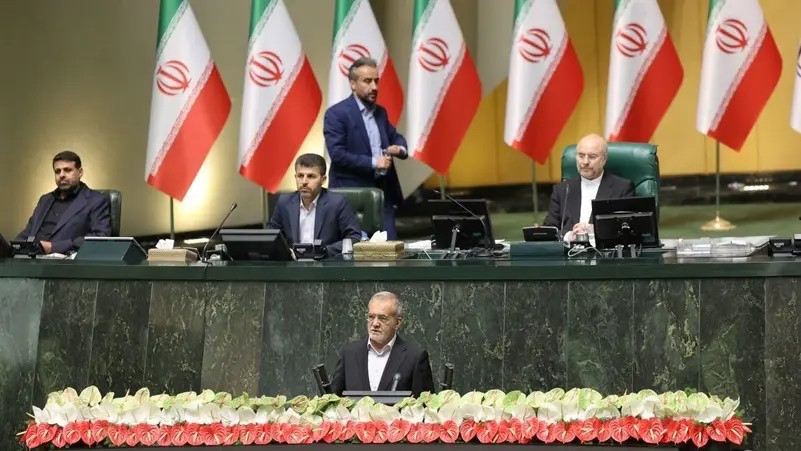 އީރާނުގެ އައު ރައީސް މަސްއޫދު ޕެޒެޝްކިއާން އީރާނުގެ ތެހެރާންގެ މަޖިލީހުގައި ބޭއްވި ހުވާކުރެއްވުމުގެ ރަސްމިއްޔާތުގައި ވާހަކަފުޅު ދައްކަވަނީ