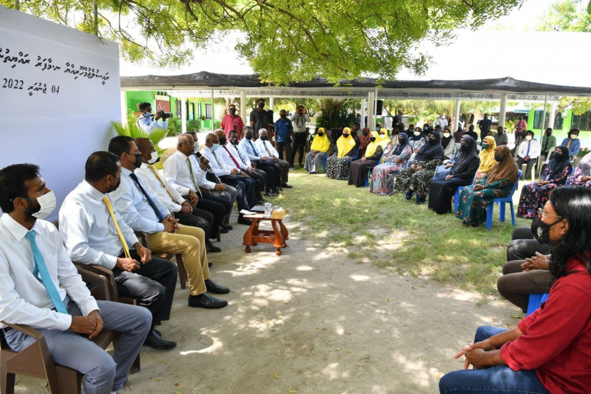 As part of his ongoing two-day tour of five islands in Noonu atoll, the president met the community of Maafaru island, his first stop of the tour, on Tuesday.