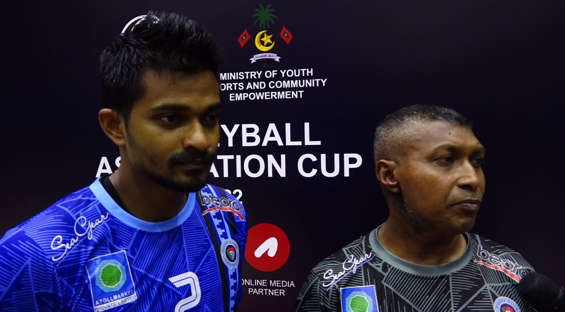 ޕޮލިސްގެ ކޯޗު ފައްލޯއާއި އެ ޓީމުގެ ޝުއައިބް