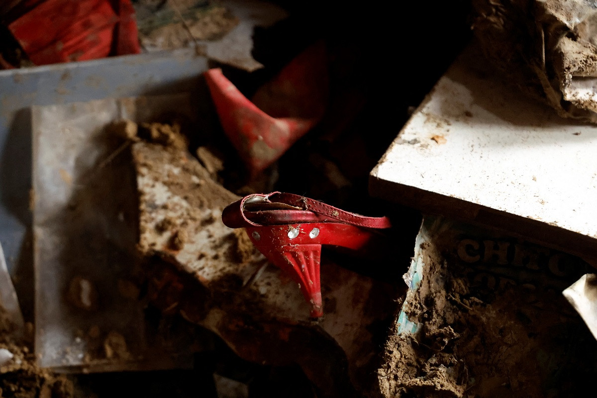 ކަމްޔަންކާ އަވަށުގައި ދިން ބޮމުގެ ހަމަލާތަކުގައި މަރުވި އުމުރުން 44 އަހަރުގެ އޮލެކްސެންޑާ މެލެނެޓްސްގެ ހަލާކުވެފައިވާ ގޭގެ ކުނިތަކުގެ ތެރެއިން ފެނިފައިވާ ބޫޓެއް - ފޮޓޯ: ރޮއިޓަރސް