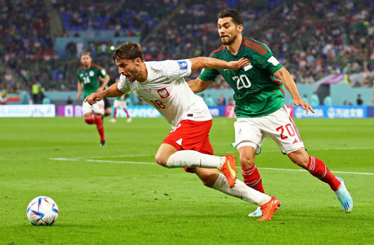 ޕޮލޭންޑު އަދި މެކްސިކޯ ބައްދަލުކުރި މެޗުގެ ތެރެއިން: ފޮޓޯ - ރޮއިޓާސް  