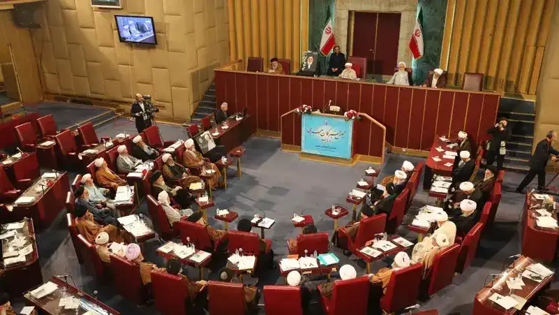 ތެހެރާންގައި 2019 ވަނަ އަހަރުގެ މާރިޗު މަހުގެ 12 ވަނަ ދުވަހު ބޭއްވި އީރާނުގެ އެސެމްބްލީ އޮފް އެކްސްޕާޓްސްގެ ބައްދަލުވުމެއްގައި އެ މަޖިލީހުގެ މެންބަރުން ބައިވެރިވެވަޑައިގަންނަވަނީ.