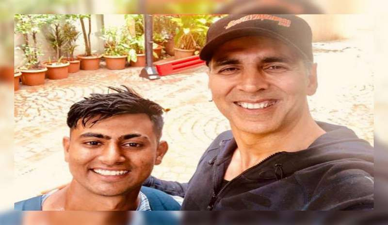 އަކްޝޭ އާއި އޭނާގެ ފޭން ޕްރަބާތް