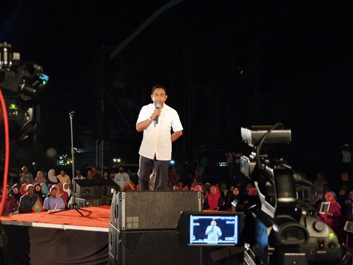 ރައީސް ޔާމީނު ޖަލްސާއެއްގައި ވާހަކަ ދައްކަވަނީ