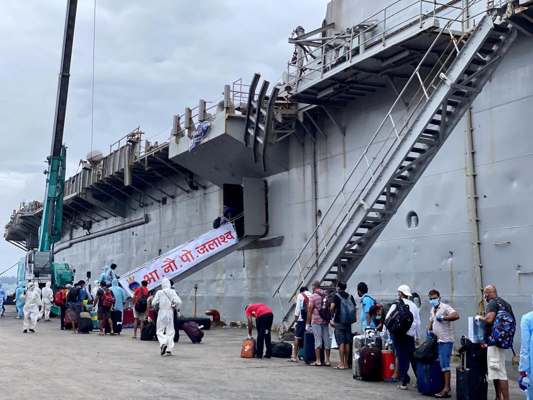 އިންޑިއާ ރައްޔިތުން ފުރުމަށް ހަމަޖެހިފައިވާ މަނަވަރު، "އައިއެންއެސް ޖަލަޝްވާ" - މިއީ އިންޑިއާގެ އަސްކަރިއްޔާގެ މަނަވަރެއް - އިމިގްރޭޝަންގެ މުވައްޒިފުން އެއަޕޯޓުގައި ޚިދުމަތް ދެމުން އަންނަނީ ރައްކާތެރިކަމުގެ ފިޔަވަޅުތަކާއެކު - ފޮޓޯ: ރާއްޖެއެމްވީ