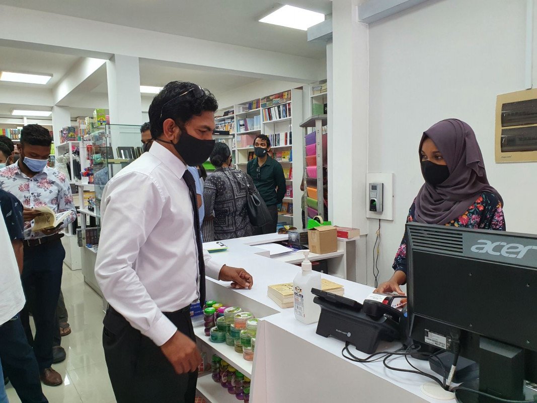 ރައީސް ނަޝީދު ލިޔުއްވި ދެރަދުން ފޮތް -  މި ފޮތުގެ މައިގަނޑު ޚުލާސާ އަކީ 1800 ން 1900ށް ހޭދަވި ސަތޭކައެއްހާ އަހަރު ދުވަހުގެ ތެރޭގައި ރާއްޖޭގެ ވެރިކަމުގެ ނިޒާމު ހިމުންވެފައި އޮތް ގޮތް ރާޅުވެގެން ދިއަ ގޮތުގެ ވާހަކަ - ފޮޓޯ: ރާއްޖެއެމްވީ