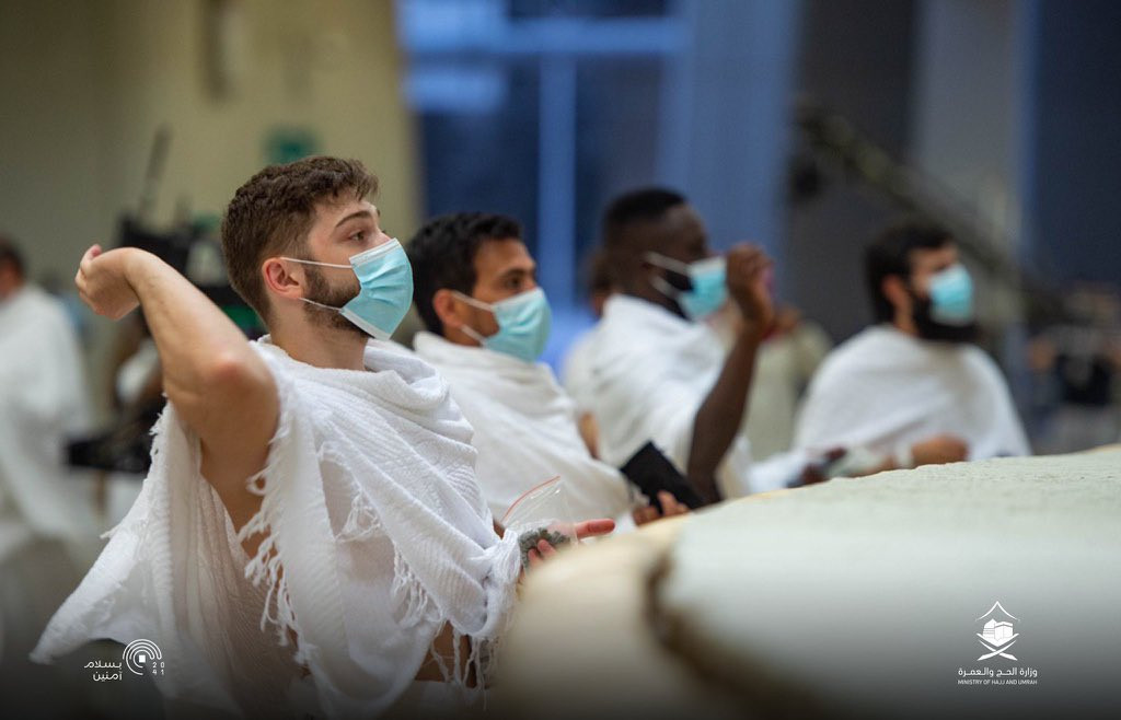 ހައްޖު 1441: މިއަހަރުގެ ހައްޖުގެ އަޅުކަމުގެ ތެރެއިން ހައްޖުވެރިއެއް ޖަމުރާއަށް ހިލަ އުކަނީ. ހައްޖުވެރިން އަޅުކަމން އަދާކޮށްފައިވަނީ މާސްކް އަޅައިގެންނާއި އިޖްތިމާއީ ގައިދުރުކަން ބަހައްޓައިގެން - ފޮޓޯ: ސައުދީ ގެޒެޓް