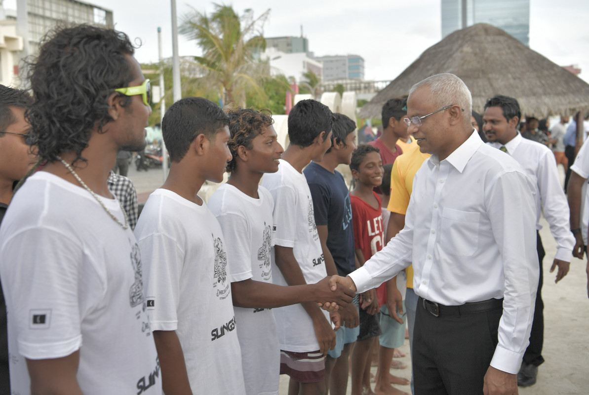 24 ޖޫން 2019 --ރާޅުގުޑީގެ ހަރަކާތްތައް ބައްލަވައިލައްވާ ރައީސް ސާލިހް ބައިވެރިންނާއި ބައްދަލުކުރެއްވުން.-- ފޮޓޯ: ރައީސް އޮފީސް