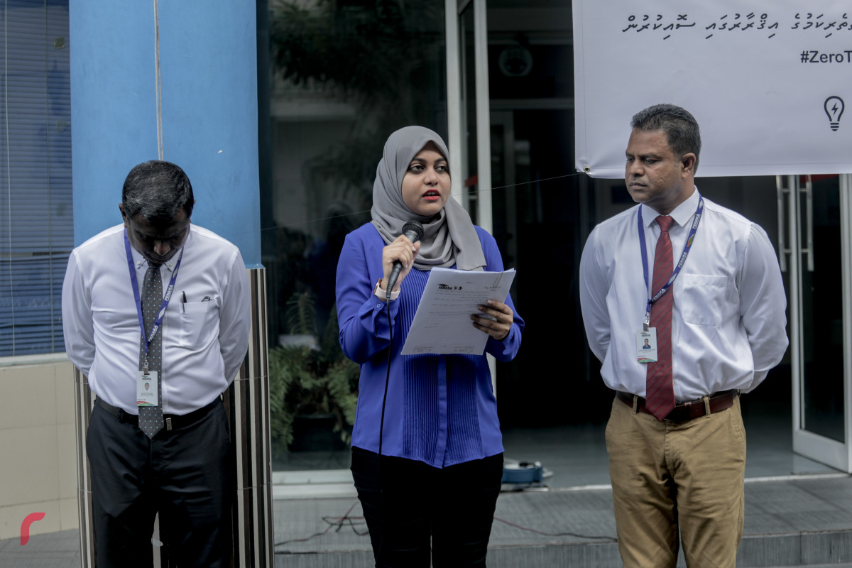 1 ޖުލައި 2019 --ފެނަކަ ކޯޕަރޭޝަންގެ މުއައްޒަފުން ކުރަޕްޝަނައާއި ދެކޮޅަށް ސޮއިކުރުމަށް ބޭއްވި ހަރަކާތުގެ ތެރެއިން. ފެނަކައިގެ ހުރިހާ މުވައްޒަފުން ވަނީ މި އިގުރާރުގައި ސޮއިކޮށްފައި.-- ފޮޓޯ: ޝުއައިބް މުހައްމަދު