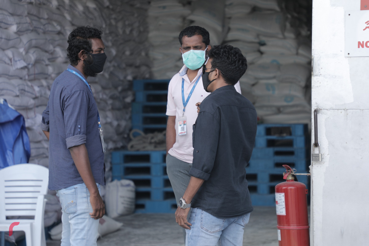 އެސްޓީއޯ ކާޑު ގުދަނުގައި މަސައްކަތްތެރިން ހަރަކާތްތެރިވަނީ - ޖުލައި މަހު އަތޮޅު ތެރެއަށް ސަޕްލައިކުރި ކާޑުގެ ބާވަތްތަކުގެ ތެރޭގައި 11،559 ހަނޑޫ ބަސްތާ، 3543 ހަކުރު ބަސްތާ އަދި 13،022 ފުށް ބަސްތާ ހިމެނޭ  -- ފޮޓޯ: ރާއްޖެ.އެމްވީ