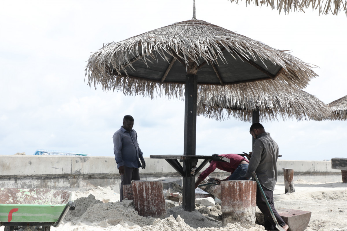 ރަސްފަންނު ސަރަހައްދުގެ ބައެއް މަރާމާތުގެ މަސައްކަތުގައި ބިދޭސީ މަސައްކަތްތެރިންތަކެއް މާސްކު ނާޅަިއ ހަރަކާތްތެިރވަނީ -- ފޮޓޯ: ރާއްޖެ.އެމްވީ