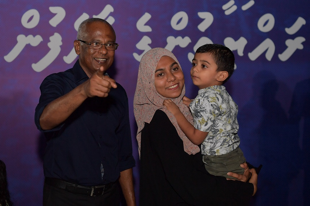 ރައީސުލްޖުމްހޫރިއްޔާގެ ދެކަނބަލުން އައްޑޫ ސިޓީގެ ރައްޔިތުންނަށް ދެއްވި މާހެފުމުގެ ތެރެއިން - ފޮޓޯ: ރައީސް އޮފީސް