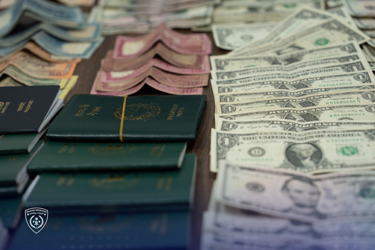 އިމިގްރޭޝަނުން އަތުލައިގަތް ފައިސާ އާއި އެމީހުންގެ ޕާސްޕޯޓު