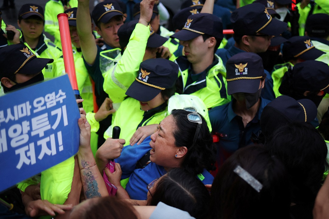 ޖަޕާނުގެ ފުކުޝީމާ ޕްލާޓުން ކަނޑަށް ފެން ބޭރުކުރުމާ ދެކޮޅަށް ދެކުނު ކޮރެއާގައި މުޒާހަރާކުރަނީ - ފޮޓޯ: ރޮއިޓަރސް