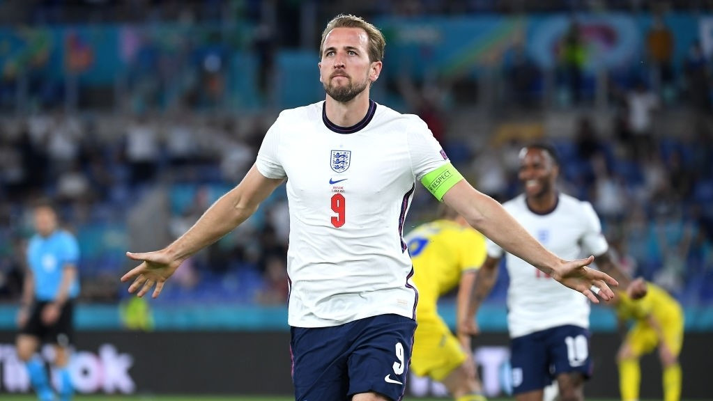 ޔޫކްރޭނާއި އިންގްލެންޑް ބައްދަލުކުރި މެޗުގެ ތެރެއިން، ކެޕްޓަން ހެރީ ކޭން ލަނޑު ޖެހުމަށްފަހު އުފާފާޅުކުރަނީ. މި މެޗުގައި ކޭން ވަނީ ދެ ލަނޑު ޖަހާފައި - ފޮޓޯ: ގެޓީ އިމޭޖަސް 