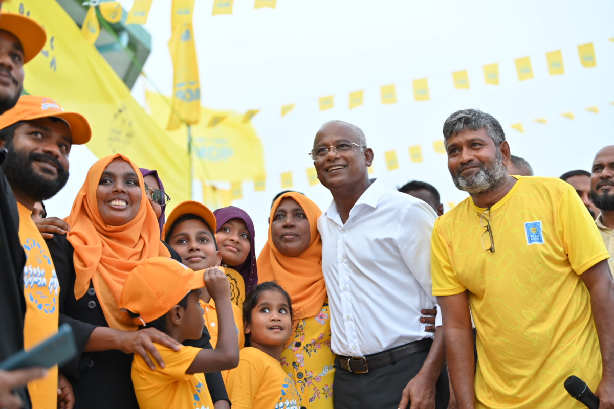 ރައީސް ސާލިހު ކެމްޕޭނަށް ހިންނަވަރަށް ވަޑައިގަތުމުން މަރުހަބާ ދަންނަވަން ތިބި ބަޔަކު، ރައީސާއެކު ފޮޓޯ ނަގަނީ