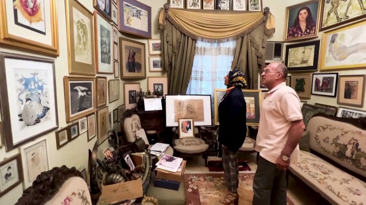 އަލާ ޖަމާލާއި އޭނާގެ އަންހެނުން - ގޭގައި ހަދާފައިވާ ދާރުލްއާސާރު ތެރޭގައި