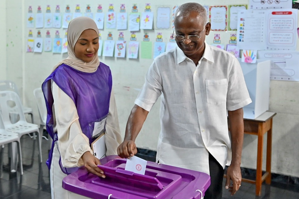 ސެޕްޓެންބަރު މަހު 9 ވަނަ ދުވަހު ކުރިއަށް ދިޔަ ރިޔާސީ އިންތިޚާބުގައި އެމްޑީޕީގެ ކެންޑިޑޭޓް ރައީސް ޞާލިހު ވޯޓު ދެއްވަނީ - ފޮޓޯ: ރައީސް އޮފީސް