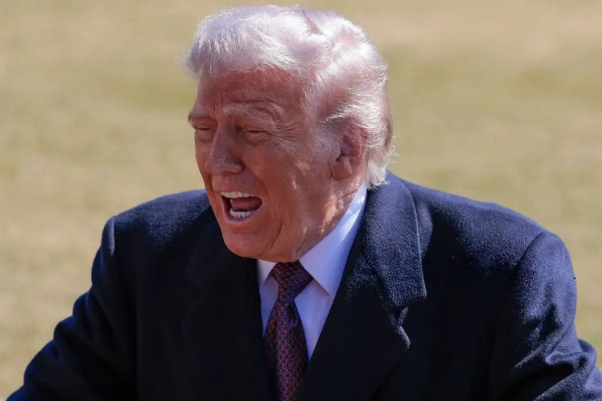 އެމެރިކާގެ ރައީސް ޑޮނަލްޑް ޓްރަމްޕް ހުކުރު ދުވަހު ނޫސްވެރިންނާ ވާހަކަ ދައްކަވަނީ