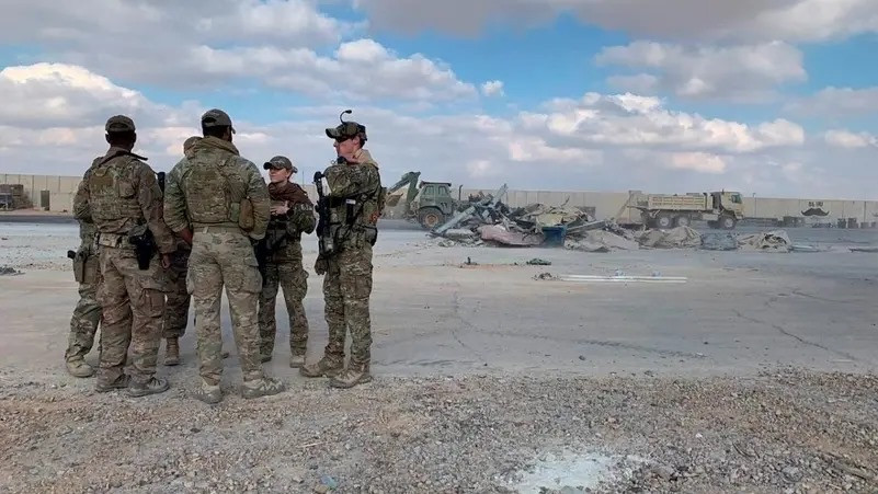 އެމެރިކާ ސިފައިން އައިން އަލް އަސަދް އެއަރ ބޭސް ގައި ހުއްޓިލައިގެން